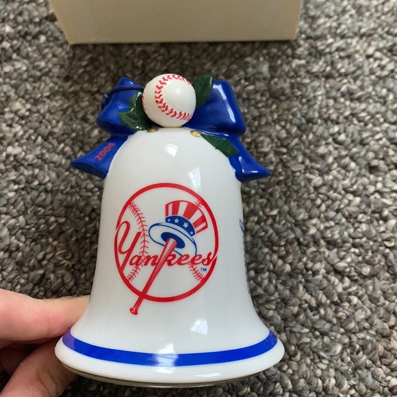 New York Yankee bell ornament 2004 - Picture 3 of 8